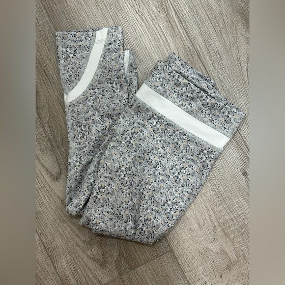 Lululemon Run: Inspire Crop II All Luxtreme 4 Petite Fleur Silver Spoon White - Picture 6 of 10